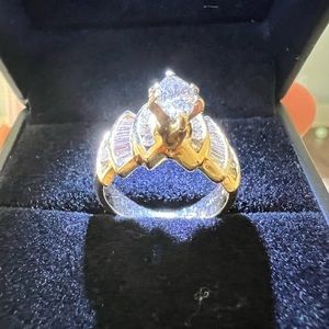 Yellow gold diamonds ring with 3 tears on each side. Diamond 1.50 ctw Bow